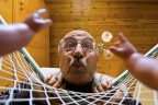 I bambini ci guardano e ridono di noi