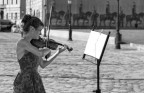 mi piace pensare che i cavalli sullo sfondo marcino guidati dalla melodia del violino..