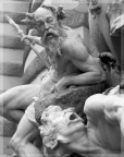 Foto scattata a una fontana di Vienna.
La foto  stata fatta con una compatta economica, e infatti la qualit ne risente. Ho cercato di migliorare in post produzione.
Purtoppo ho tanta passione, ma pochi soldi nel portafoglio.
Spero riusciate a darmi qualche buon consiglio.