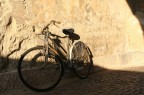 Una citt incantevole, una bici un po' "retr", la luce bella del tardo pomeriggio.