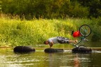 attraversare il fiume  con una bici