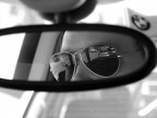 Foto scattata durante un viaggio catturando il soggetto dalla specchietto retrovisore dell'auto.
La cosa curiosa  che l'auto  una mini cooper (del quale si pu vedere il cruscotto riflesso nell'occhiale) e sullo sfondo si vede chiaramente una bandiera di una concessionaria bmw (quando si dice il caso!)