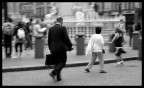 Nella frenetica Londra, fra migliaia di turisti, il gentleman nella sua classica uniforme con tanto di valigetta e ombrello sembra congelare il tempo..