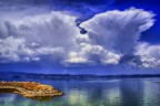 Scattata sul traghetto, nel lago Trasimeno. Prima di un temporale. Elaborazione successiva in HDR.