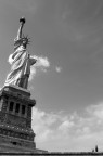 Da notare le proporzioni enormi della statua, confrontate con le due persone affacciate esattamente sotto i suoi piedi.