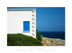 Ho optato per la seguente composizione anzich lasciare solo 1/3 dell'edificio. Il margine dx della casa  in pratica la bisettrice dell'intero quadro. Questo per creare una distinzione simmetrica tra il mare blu e il bianco della casa.

Aspetto i vostri punti di vista.

Grazie mille.