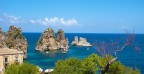 Venga a' lidi tuoi
f d'opre alte e leggiadre,
o isola del sole, o tu d'eroi
Sicilia antica madre. 
Giosu Carducci