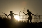 Serie di immagini con cui ho vinto la selezione del Sole 24 Ore per diventare loro fotoreporter all'evento Sony Twilight in Australia. :)

Un grazie enorme ai giocolieri del gruppo Arteficium: Marta Zura Puntaroni e Lorenzo Paciaroni.

Per fare queste foto mi sono quasi forato la retina... ed ho capito a mie spese perch sui manuali delle fotocamere indicano non puntare la fotocamera direttamente verso la luce del sole!

Voi che ne pensate?