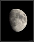 Scatto dei 3/4 di Luna nella sera milanese del 29/09/09.
Canon 1000d 75-300 USM III @300mm 1/250 f/5.0.
E' la mia prima foto pubblicata abbiate piet di me. :D
Credits: Guevara per la cornice.