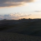 Una domenica pomeriggio in Ottobre, un giro in macchina lungo la via Lauretana, che da Siena conduce fino ad Asciano e dintorni. Scatti lungo strada ad una terra unica, dove la presenza dell'uomo sembra ancora marginale, impotente di fronte all'arida distesa di zolle, luoghi in cui la luce radente del tardo pomeriggio regala emozioni che ti stringono il cuore.