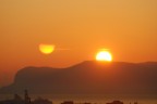 Strane striature arancione che nella prima foto, fatta con una compatta, sono tali e quali le vedevo e non capisco a cosa sono dovute.
Le altre due fatte un'altra mattina con la D80 presentano una doppia immagine che nella realt non esisteva.
Se qualcuno mi pu spiegare a cosa sono dovuti tali fatti acquisir la mia riconoscenza.

Saluti,
Lorenzo