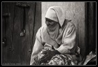 Anziana donna Berbera seduta al lato della strada nella medina di Marrakech.
C&C molto graditi.