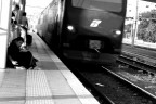 Un treno in arrivo, ed una passeggera sembra distratta...
A volte, nella vita, bisogna essere pronti a non farsi sorprendere.
A volte, nella vita, bisogna essere pronti a cogliere l'istante.
A volte, nella vita, certi treni passsano una sola volta...