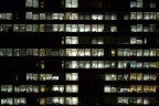 Nuovi simboli delle architetture moderne, gli edifici con il volto specchiato di giorno nascondono il loro lato interiore; ma la sera, l'altro volto ed un'altra societ.