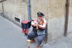 si vive con poco per strada