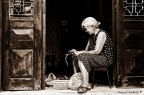 Scattata ad Hanoi, in vietnam; questa donna si  lasciata fotografare mentre era alle prese con...la quotidianit.
Come quotidiano, ordinario, era probabilmente anche il suo sorriso.


Graditi commenti e critiche, come al solito.

Buona serata a tutti!