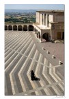 ...ad Assisi, un monaco solitario in fuga verso la Basilica Superiore...