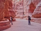 Due fotografi (?) si sfidano nel Siq di Petra