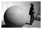 Il 12 Ottobre del 2002, 202 persone di 21 paesi diversi, perdevano la vita a Kuta, sull'isola di Bali in Indonesia. Per non dimenticare e condannare tutti gli atti di terrorismo e violenza.....
Il memorial della foto  a Londra nella zona di Saint James Park