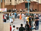 in street si dovrebbe evitare di fotografare soggetti in posa... secondo voi il poliziotto si sta facendo fotografare o si sta chiedendo chi  quel cretino che lo sta fotografando?

La festa dell'estate  una festa molto sentita ad Albuquerque, canti e balli dei nativi americani misti a concerti rock e jazz.