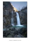 La cascata del torrente Palvico.
Nel buio della forra, nella sua discesa, l'acqua  venuta
di un bianco candido.