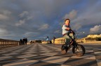correndo in bici alla terrazza Mascagni a Livorno