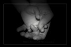 La tenerezza della mano di mio figlio...che risposa nel palmo di mia moglie