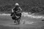 rievocazione storica WWII Americani nel pacifico. guado del fiume