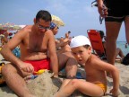 Aiuto, mamma! Questo bambino mi ha rubato i giochi e non mi fa giocare...