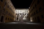 Passeggiando per Siena sono rimasto molto affascinato dalla splendida illuminazione che valorizza Piazza Salimbeni, in una freddissima serata di Gennaio.
Scatto a mano libera, sfruttando i buoni 1600 iso della D90.