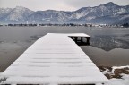 Una grigia giornata dopo una nevicata sul Lago di Caldonazzo.