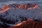 Gli ultimi raggi di sole che sferzano in una serata ventosa sua maest, la Presolana. I colori sono naturali, non c' saturazione o PP, solo una leggerissima USM.