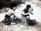 Street Kids  un progetto che testimonia gli ultimi momenti di una realt che sta scomparendo in Cina. Le citt crescono, i quartieri cambiano. Bambini responsabili e irresponsabili nei vicoli. Scatti rubati con una toycam.