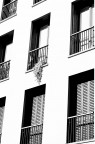 La anonima facciata di un anonimo palazzo in una anonima via milanese.