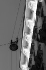 Un deciso contrasto tra luce ed ombra, tra antico e moderno.