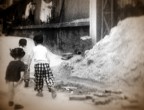 Street Kids  un progetto che testimonia gli ultimi momenti di una realt che sta scomparendo in Cina. Le citt crescono, i quartieri cambiano. Bambini responsabili e irresponsabili nei vicoli. Scatti rubati con una toycam.