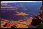 DeadHorse Point si trova nell'omonimo parco vicino alla cittadina di Moab (Utah).Questo scenario ha fatto da sfondo a molti film, in particolare proprio in questo punto  stata girata la scena del  "salto" di Thelma & Louise che metteva a termine la loro fuga.