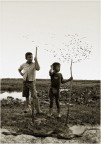 Luis e Bristol, rispettivamente 10 e 6 anni, sono i figli di Ramn, un simpatico "llanero" di Mantecl. 
"Los Llanos" (ovvero le pianure) sono una larga estensione di terre del Venezuela. Questa regione  caratterizzata da grandi appezzamenti terrieri, fattorie (hatos), corsi d'acqua e grandi zone paludose.  E'comune avvistare caimani, formichieri, capibara, anaconde, miriadi di specie diverse di uccelli, mentre le paludi pullulano dei famosi piraa.