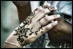 La tradizionale applicazione dell'henn sulla mano nelle strade di Marrakech.