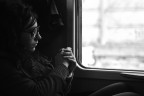 sola tra la gente invisibile