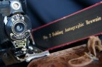 Una delle prime macchine portatili, una rivoluzione ad emblema di un modernismo nell'arte della fotografia.