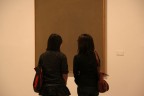 due visitatrici del museo Reina Sofia di Madrid stanno leggendo un'opera