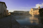 Celebre piazza con vasca di acqua termale