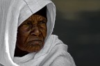 E' un sacco di tempo che non posto....

Anziana devota fotografata nel monastero copto di Debre Libanos in Etiopa. Questo luogo  stato teatro di una delle azioni pi vergognose azioni dell' occupazione italiana quando, per una rappresaglia in seguito ad un fallito attentato a Graziani , furono uccisi pi di 2000 tra monaci, diaconi e fedeli !

L' et della donna, lo sguardo fisso e l' espressione assorta ed accigliata mi hanno fatto che potesse ricordare qui tempi bui....