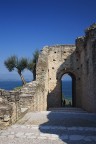 Ieri alle grotte di Catullo a Sirmione. Sicuramente il jpaeg mortifica l'immagine, spero vi piaccia. Commenti e critiche benvenuti! ;)