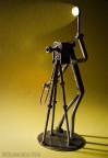 La mia lei mi ha fatto cosa gradita nel regalarmi quest'opera di Alberto Petiva. L'artista cerca di rappresentare la realt che ci circonda, tramite oggetti di uso comune quali viti, ingranaggi, bulloni ecc... unendoli con dei punti di saldatura.