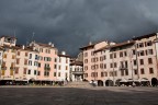 Sopra la mia citta' il cielo si era diviso in due.
Un forte temporale in arrivo si scontra con la forza dei raggi del sole.
Eos 50D, EF 17-40 f4 L, 1/160, f/11, iso 100, mano libera

Critiche e suggerimenti graditi.