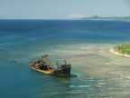 un paesaggio particolare fatto di natura e relitti