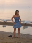Ragazza al mare al alba con 2 cigni