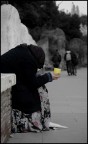 i soldi prima dell'amore...
ma la povert non vede l'amore..rimane sempre a testa bassa
cerca di vivere mai di strafare....!